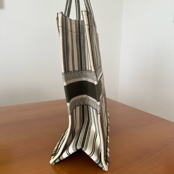 Christian Dior Book Tote Mykonos Edition - Picture 2 of 7